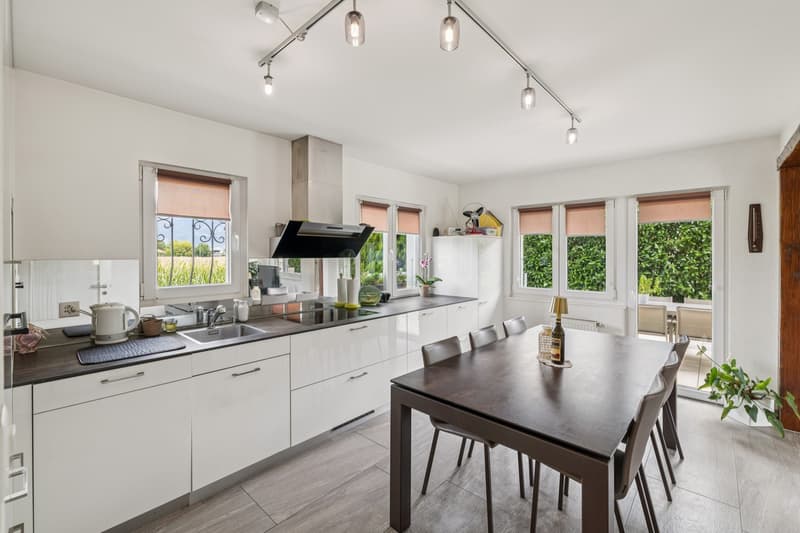 Maison familiale au coeur d'un généreux écrin de verdure (8)
