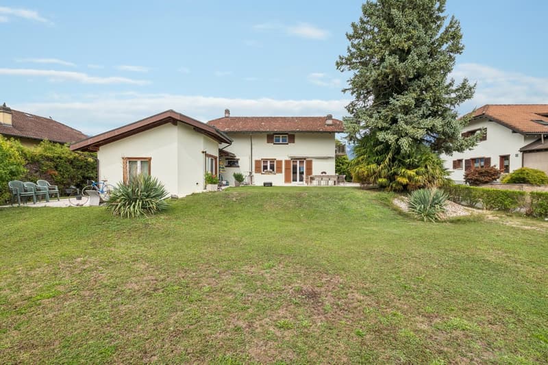 Maison familiale au coeur d'un généreux écrin de verdure (3)