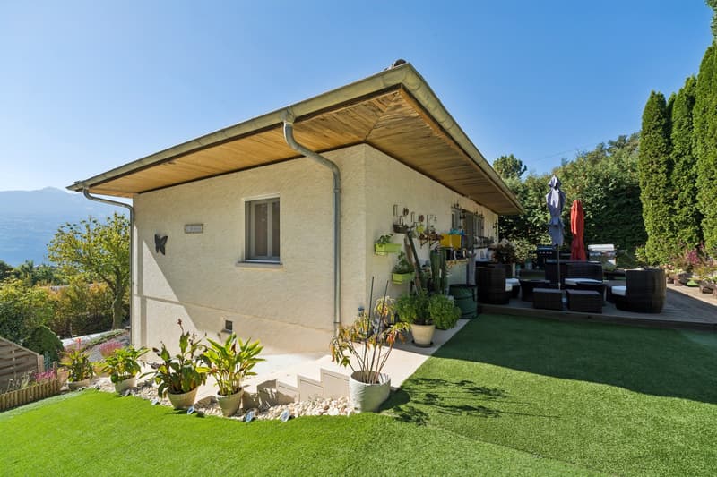 Villa individuelle avec piscine et beaux extérieurs (11)