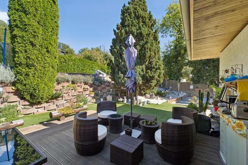 Villa individuelle avec piscine et beaux extérieurs (10)