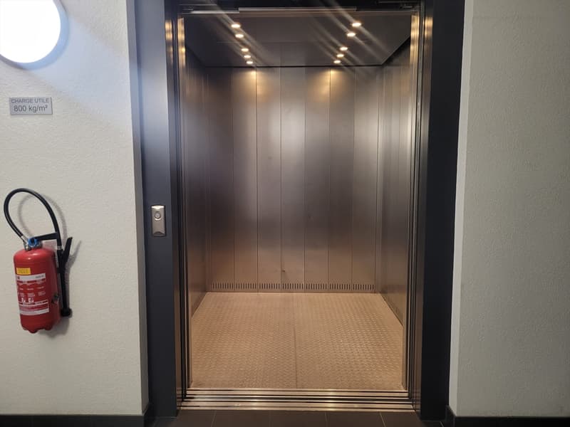 SATIGNY - Bureau de 98 m2 PPE au 1er étage d'un immeuble commercial (4)