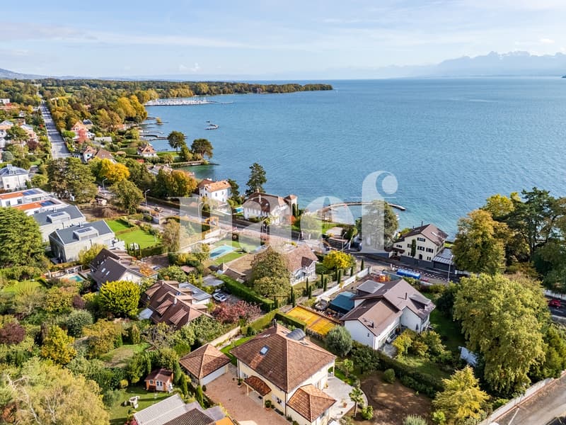 Exclusivité ? Villa individuelle à rénover avec piscine, vaste parcelle et accès privilégié au Léman (1)