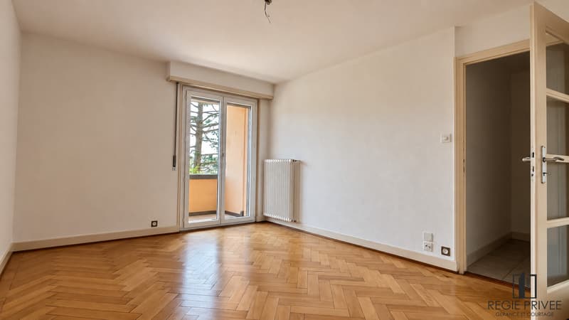 séjour et accès balcon