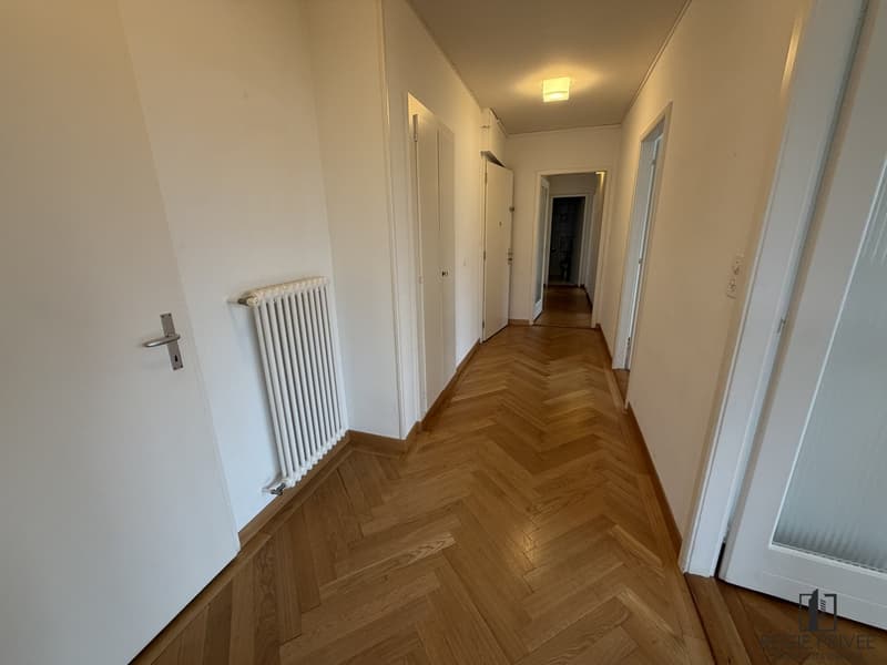 Couloir avec armoire murale