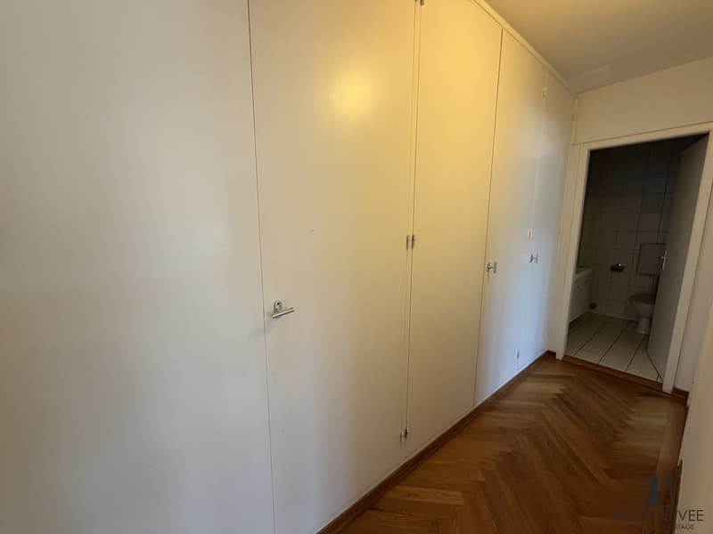 couloir avec armoire murale