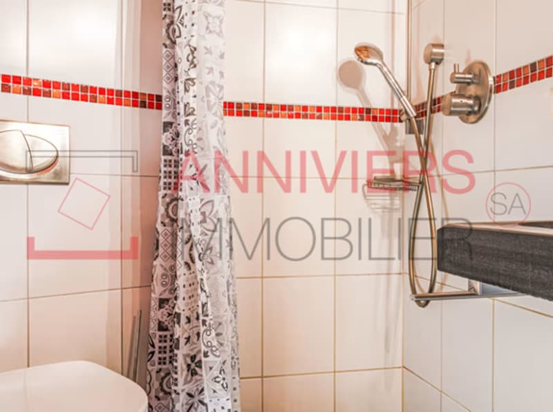 Salle d'eau avec douche italienne, lavabo et WC