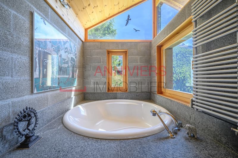 Salle d'eau avec baignoire