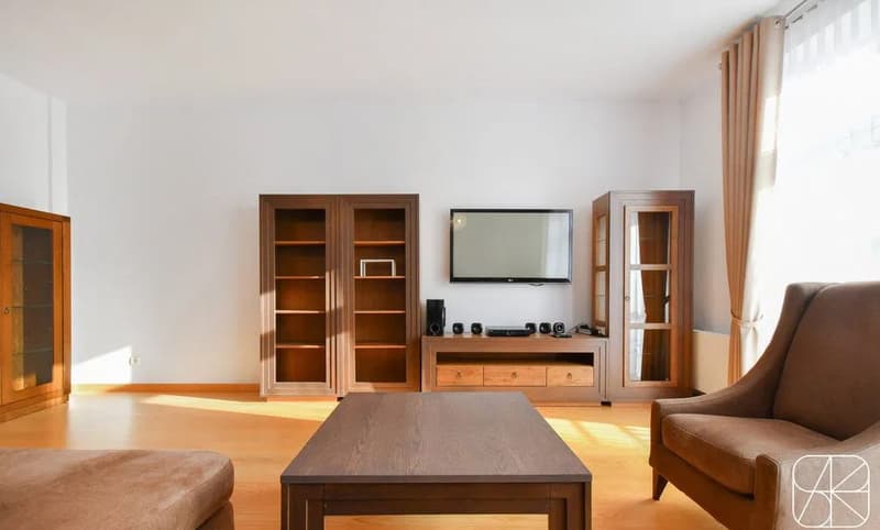 Charming 2.5-Room Apartment with Balcony in Zürich 8006 (1)