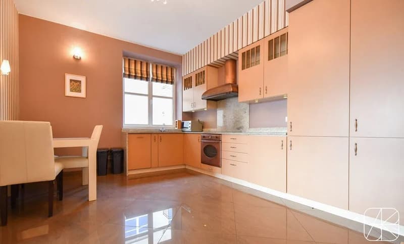 Charming 2.5-Room Apartment with Balcony in Zürich 8006 (3)