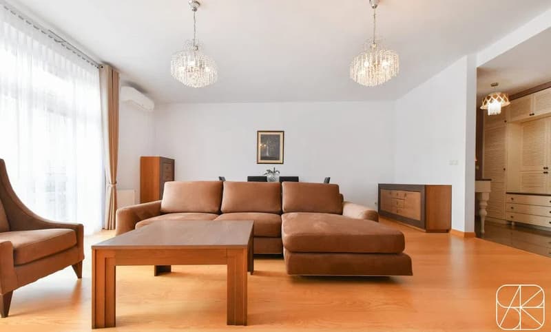 Charming 2.5-Room Apartment with Balcony in Zürich 8006 (11)