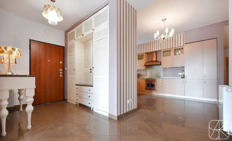 Charming 2.5-Room Apartment with Balcony in Zürich 8006 (2)