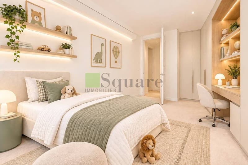 une chambre avec un lit et des étagères dans un appartement / a bedroom with a bed and shelves in an apartment