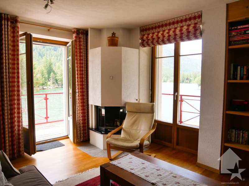 Salon avec cheminée et vue sur le lac  / Wohnzimmer mit Kamin und Seeblick / Living room with fireplace and lake view / Soggiorno con camino e vista lago