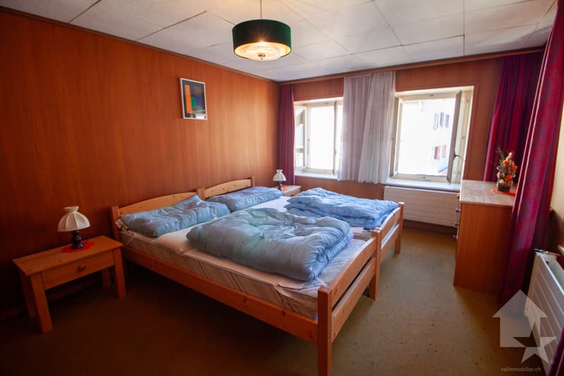 Maison villageoise de 200 m2 au centre de Varen (8)