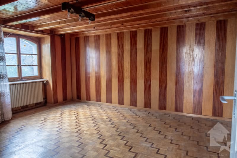 Maison villageoise avec grange attenante et garages (6)