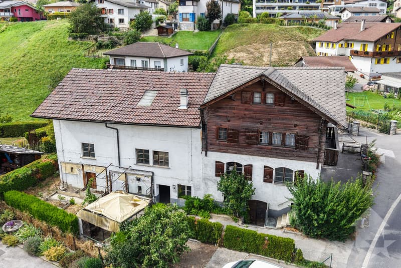 Maison villageoise avec grange attenante et garages (5)