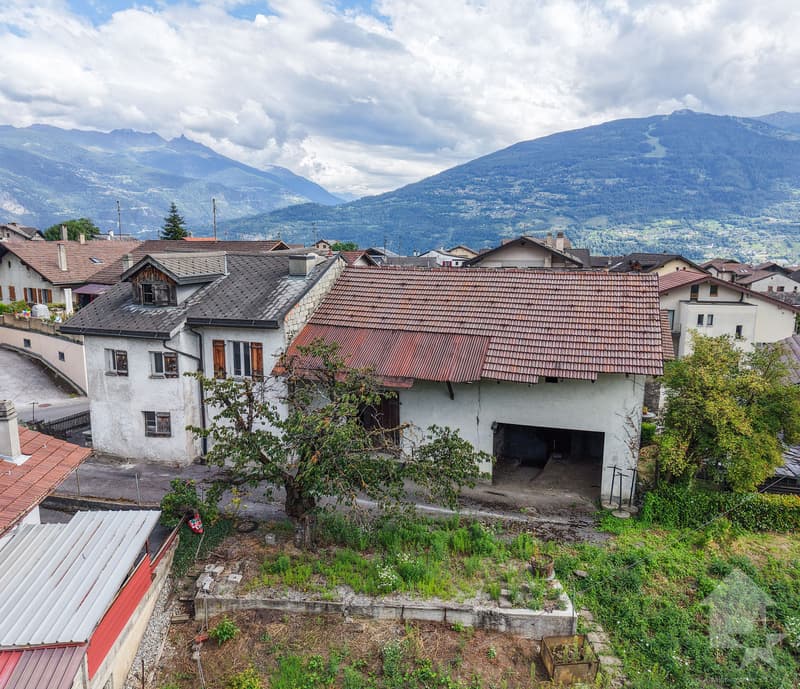 Maison villageoise avec grange attenante et garages (3)