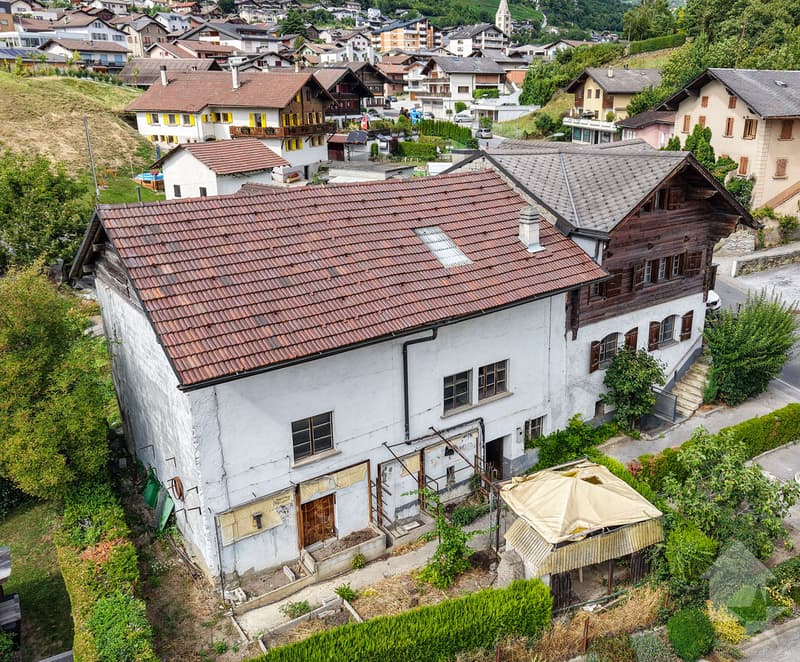 Maison villageoise avec grange attenante et garages (4)
