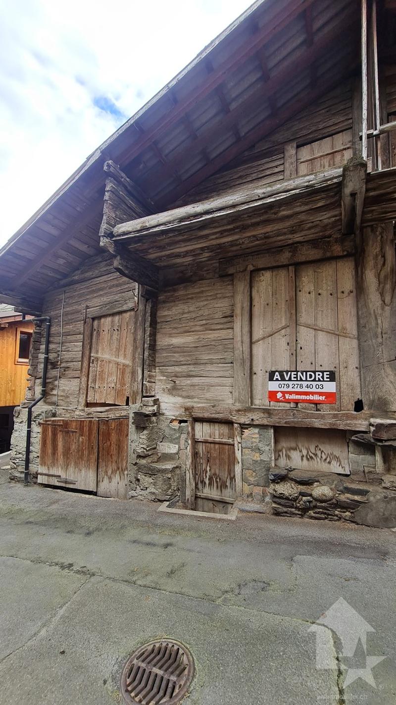 Une grange à rénover au coeur du village de Sembrancher (6)