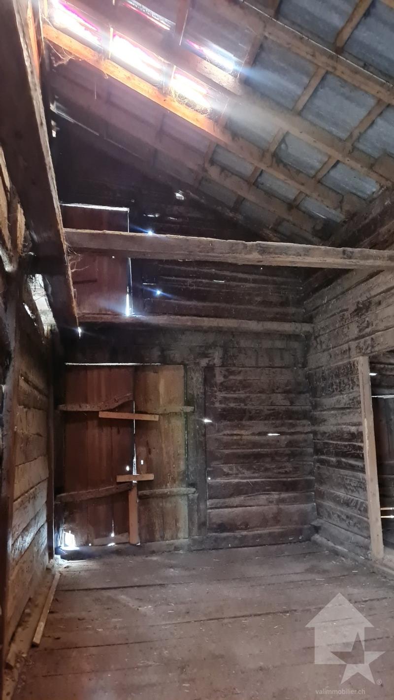 Une grange à rénover au coeur du village de Sembrancher (10)