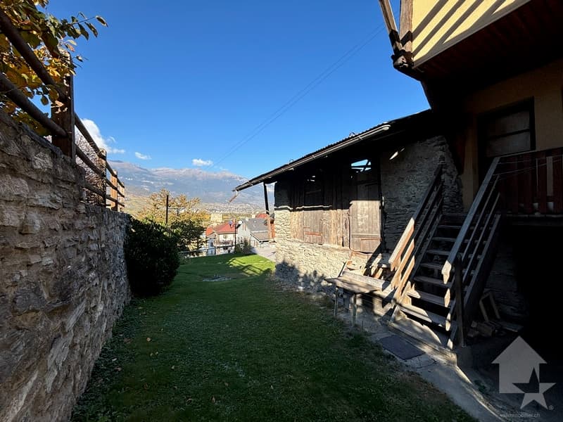 Maison villageoise avec granges et lot de parcelles constructibles (4)