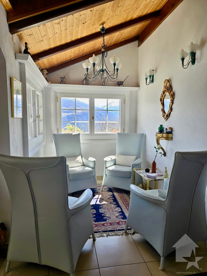 Magnifique chalet situé dans un quartier résidentiel de Blignou (11)