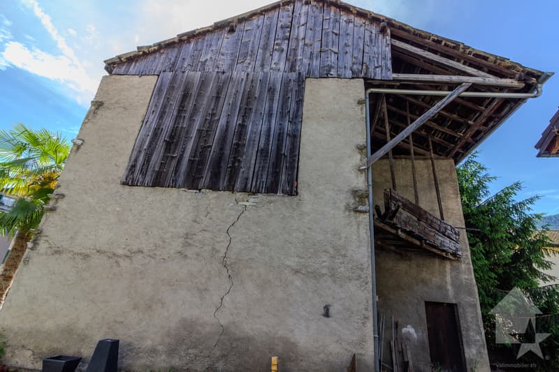Maison villageoise et grange à rénover entièrement (11)