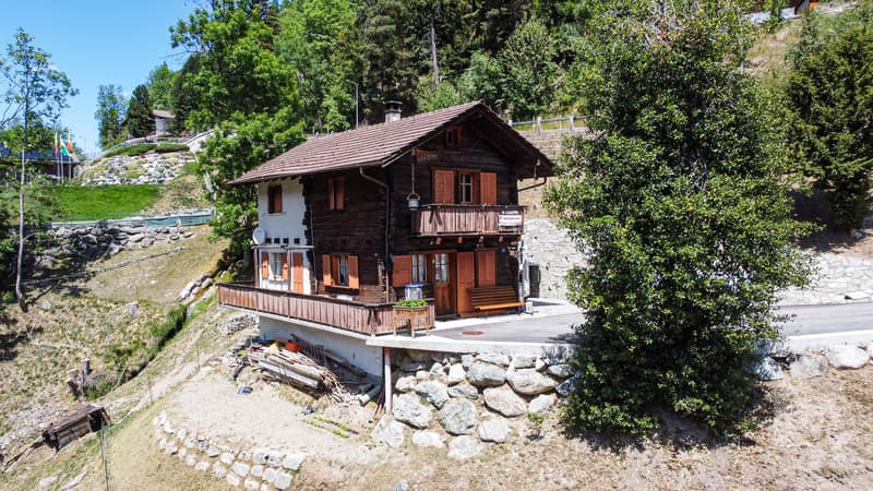 Séduisant chalet avec vue imprenable sur le village et les montagnes (2)