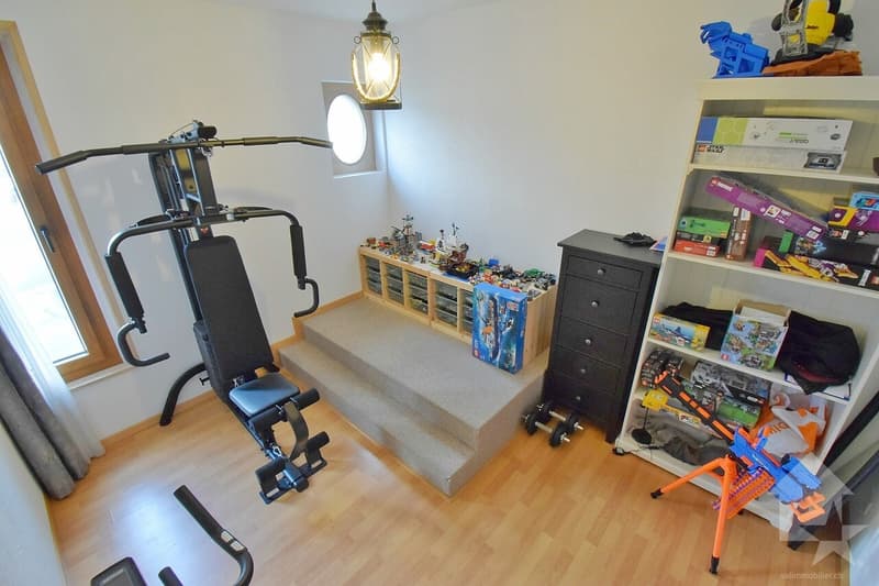 Joli 5.5 pièces, spacieux, rénové et incluant 2 places de parc (12)