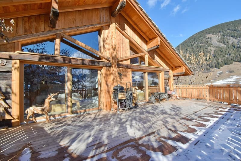 Magnifique chalet, spacieux, rénové avec un garage + terrasse (2)