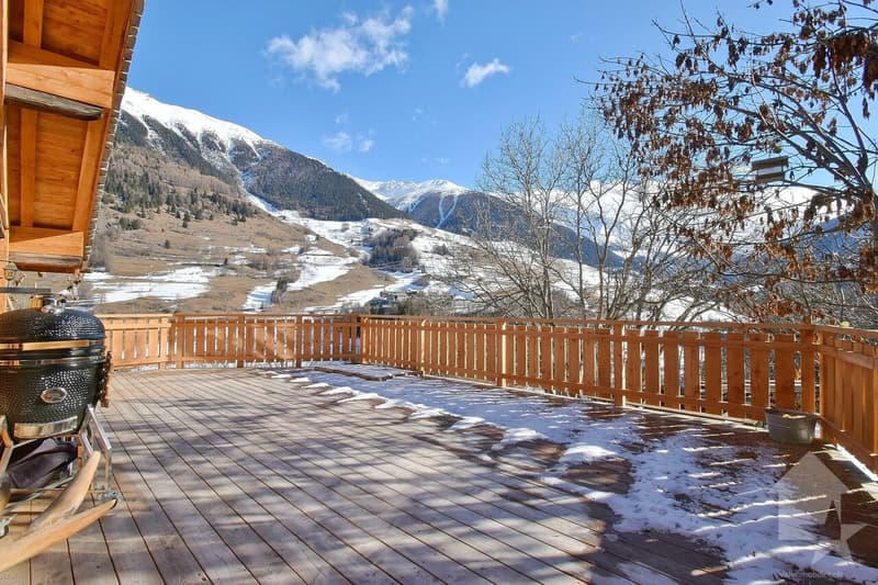 Magnifique chalet, spacieux, rénové avec un garage + terrasse (3)