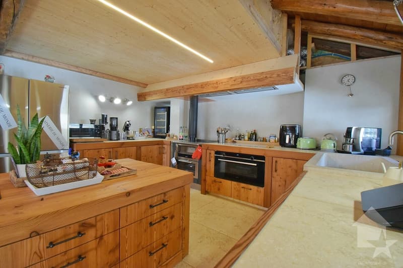 Magnifique chalet, spacieux, rénové avec un garage + terrasse (13)