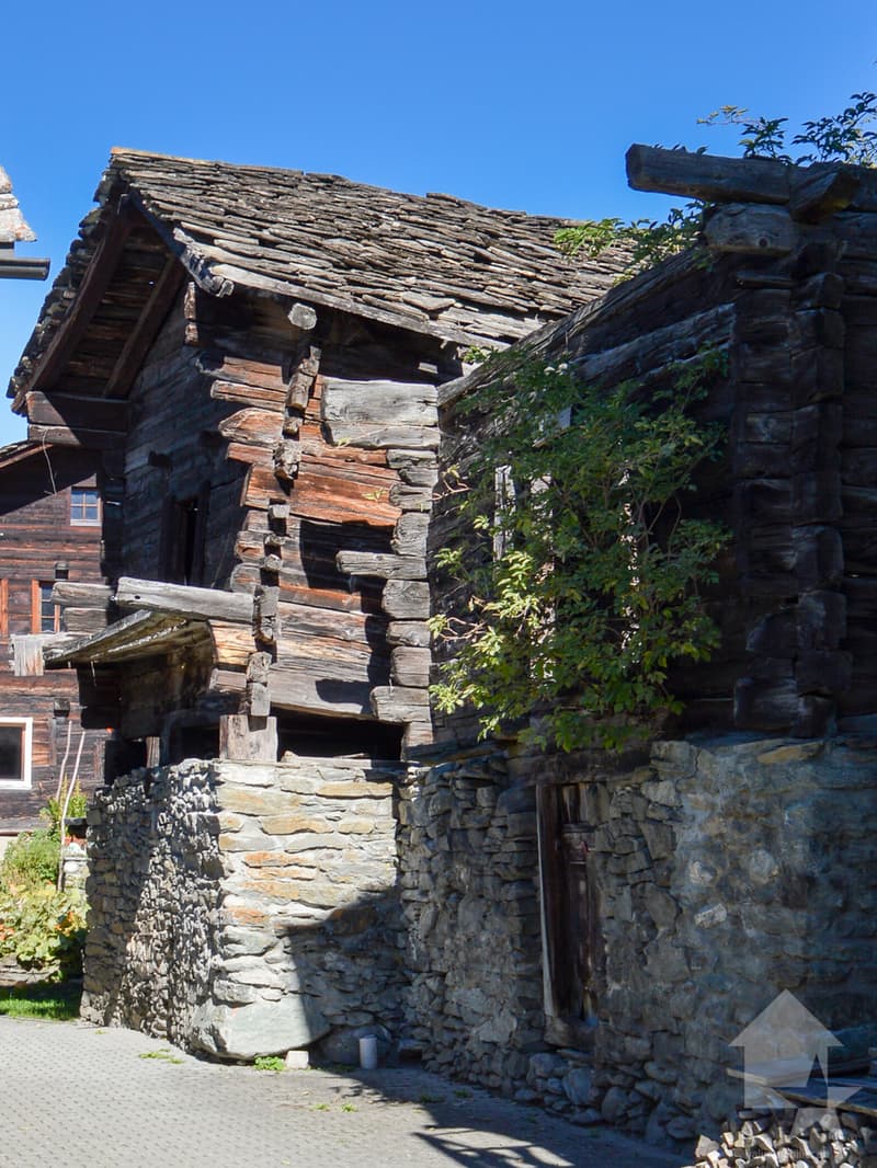 Charmant grenier et ancien mayen avec projet de rénovation (8)