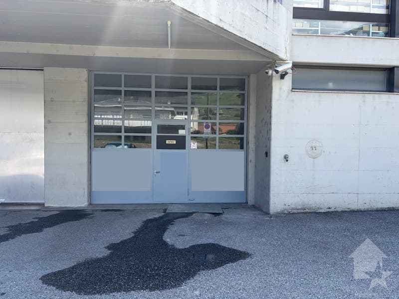 A louer, grand dépôt d'env. 189 m2 dans la zone commerciale de Conthey (2)