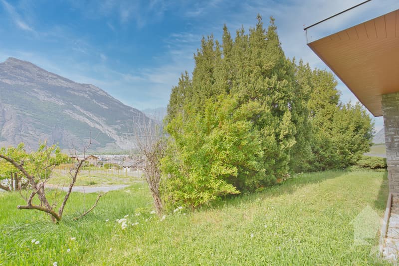 Villa traditionnelle avec grand sous-sol implantée sur une grande parcelle de 1'075 m2 (8)