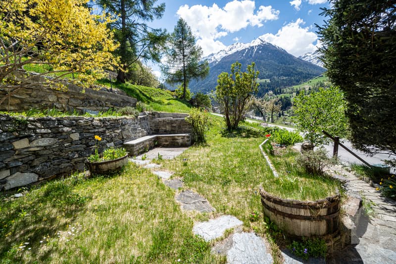 Charmant chalet sur trois niveaux avec vue exceptionnelle (3)
