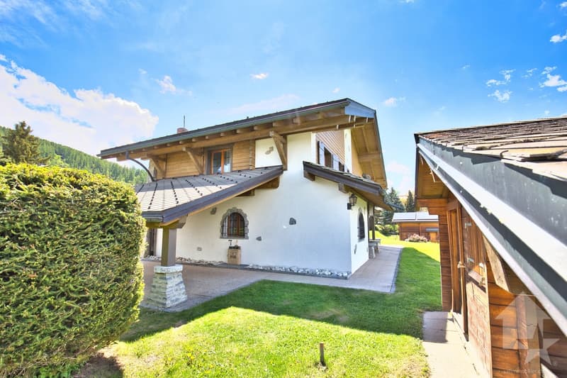l'avant de la propriété avec la maison à l'arrière-plan / the front of the property with the home in the background