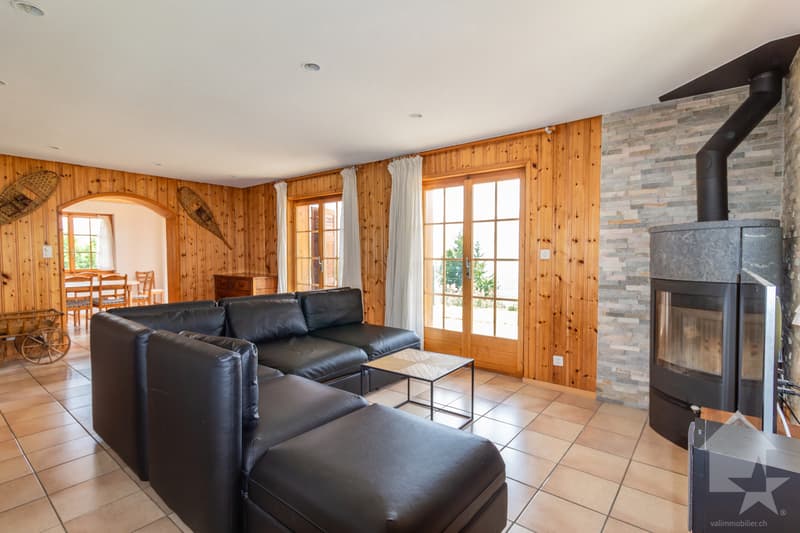 Charmant chalet jouissant d'une situation et d'une vue exceptionnelle (8)