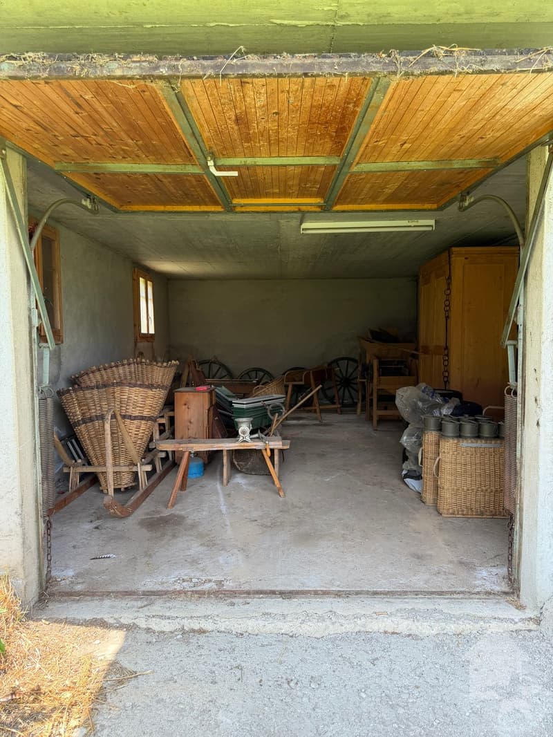 / Garage