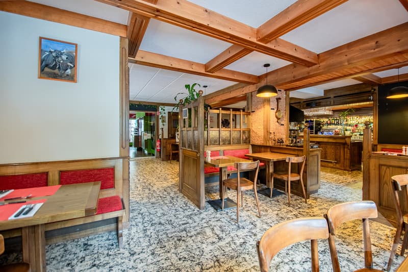 Immeuble mixte avec activités en cours - Le Châtelard (VS) (2)