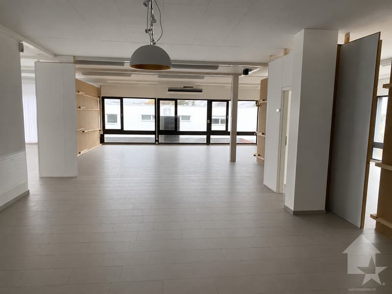 A louer, grande surface d'env. 130 m2 - zone commerciale Conthey (1)