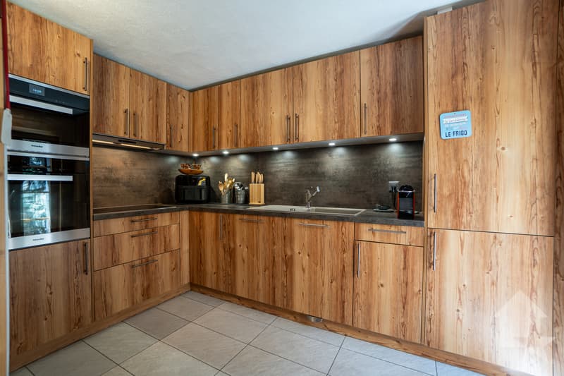 Adorable chalet avec joli jardin, garage double et vues spendides (5)