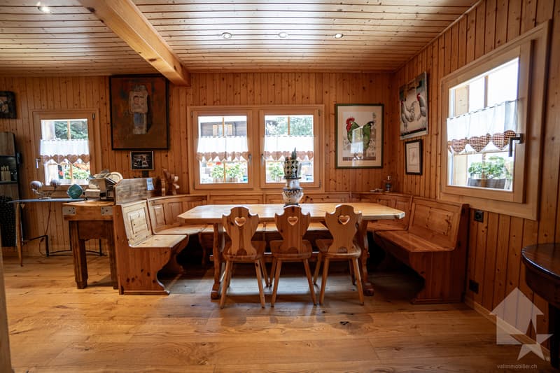 Adorable chalet avec joli jardin, garage double et vues spendides (4)
