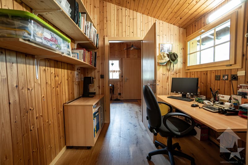 Adorable chalet avec joli jardin, garage double et vues spendides (9)