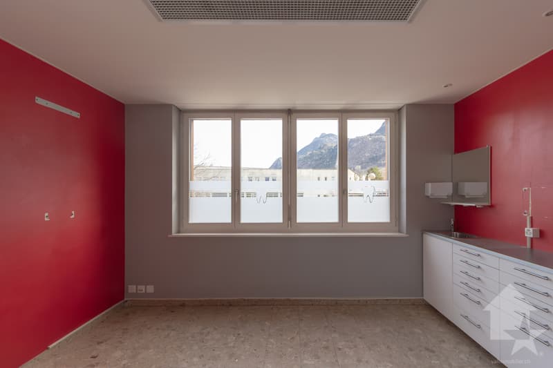 Cabinet 4.5 pièces lumineux de 115 m2 (9)