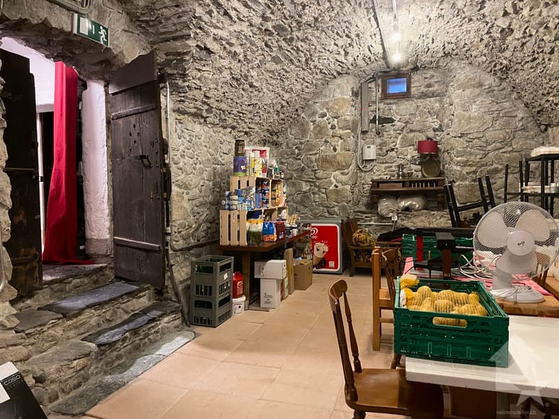 Immeuble de 5 appartements et un restaurant au centre du village ! (6)