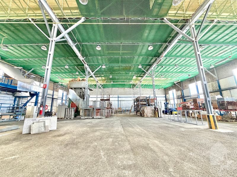 Halle industrielle de 20'500 m3 et de 2'130 m2 avec accès sécurisé (3)