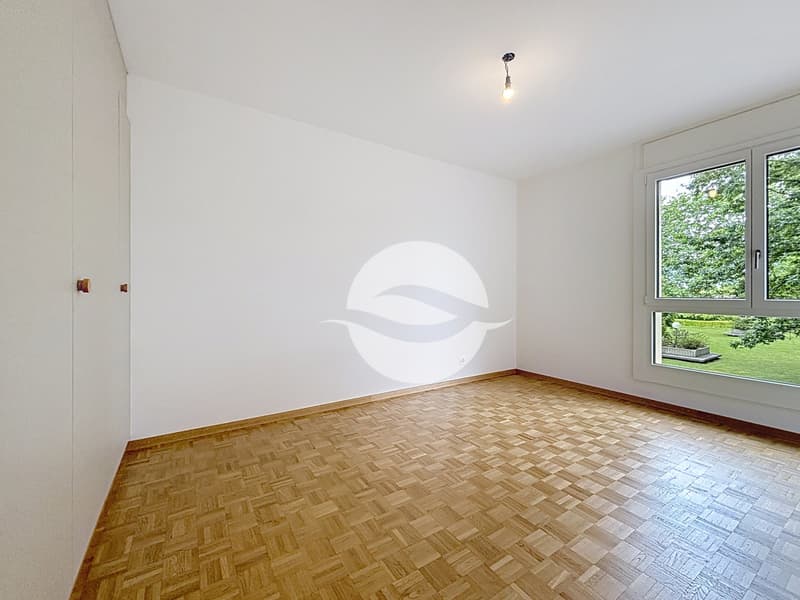 Chambre à coucher avec armoires