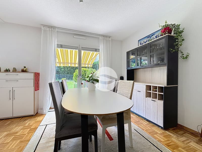 Salle à manger avec accès terrasse et jardin
