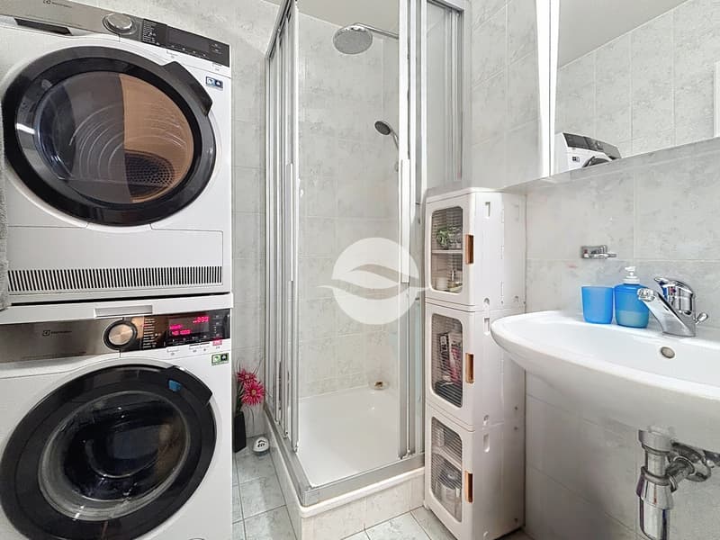 Salle de douche avec branchements machines